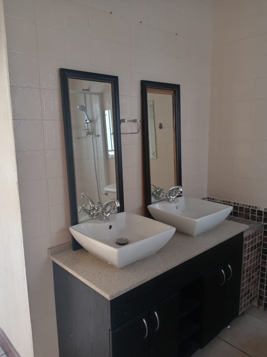 6 Bedroom Property for Sale in Florauna Gauteng