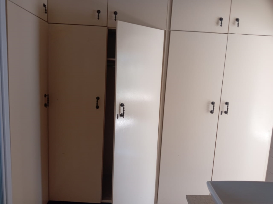 6 Bedroom Property for Sale in Florauna Gauteng