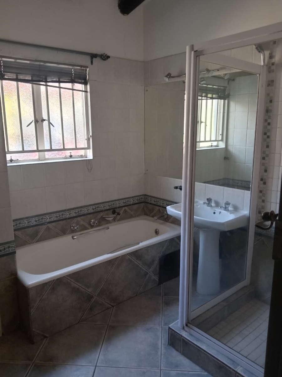 6 Bedroom Property for Sale in Florauna Gauteng