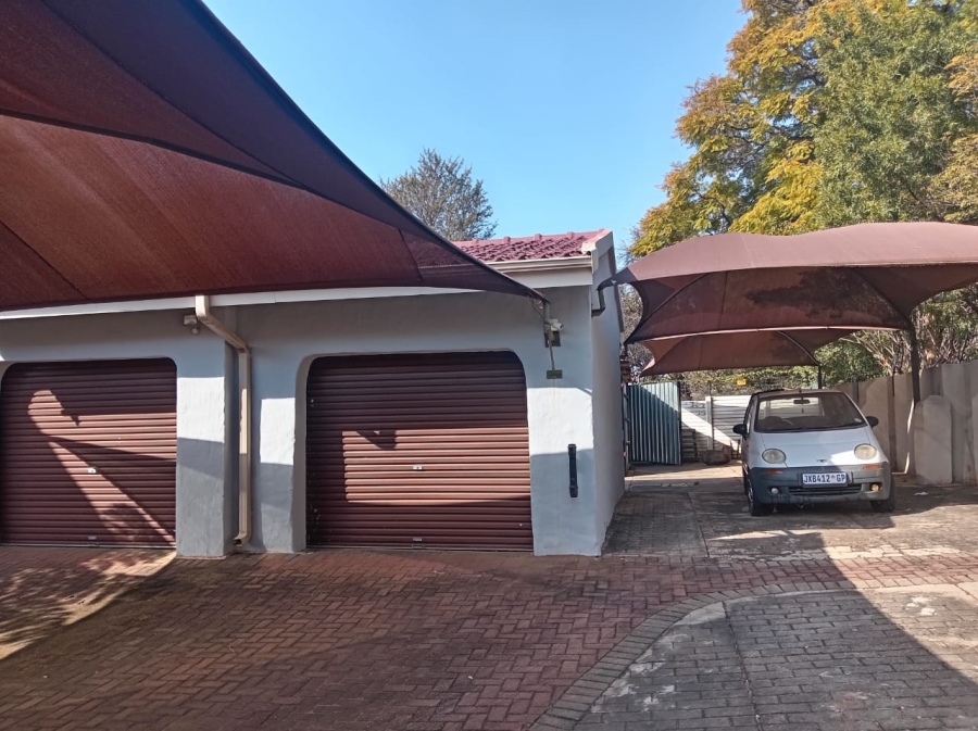6 Bedroom Property for Sale in Florauna Gauteng
