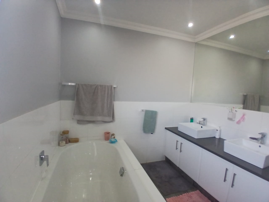 3 Bedroom Property for Sale in Edenvale Central Gauteng