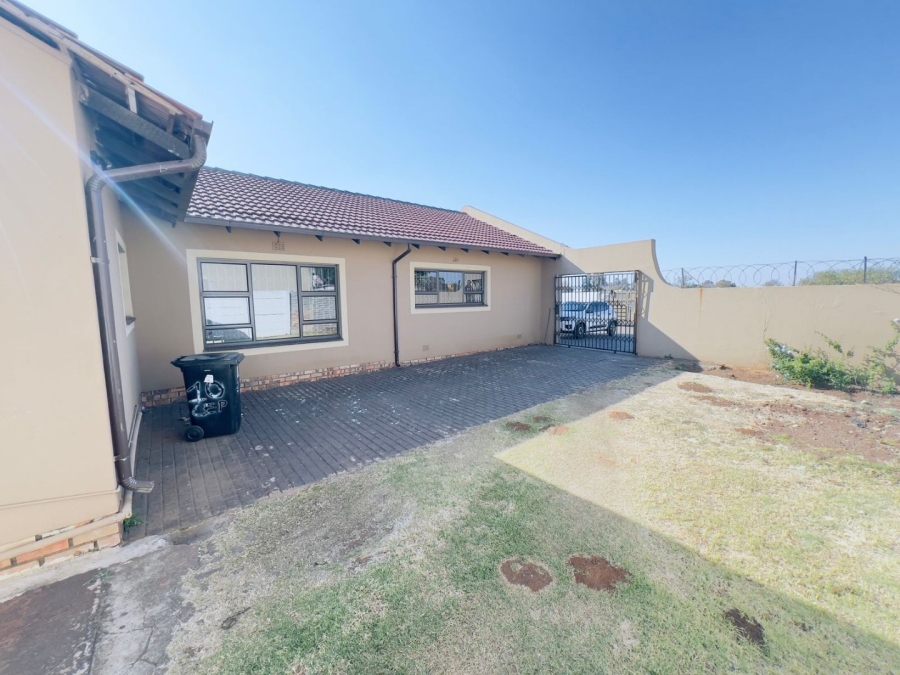 To Let 4 Bedroom Property for Rent in Alberante Gauteng