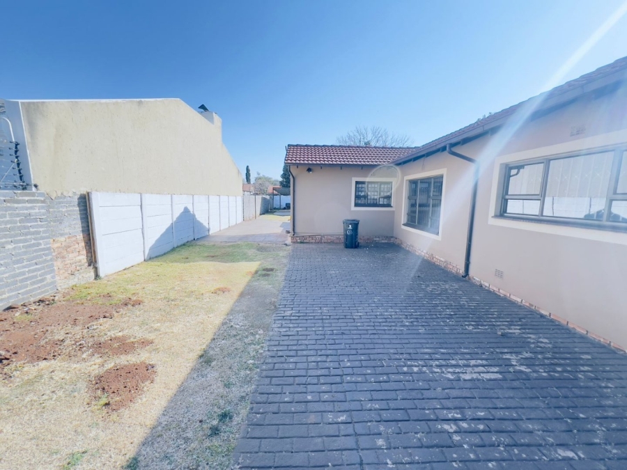 To Let 4 Bedroom Property for Rent in Alberante Gauteng