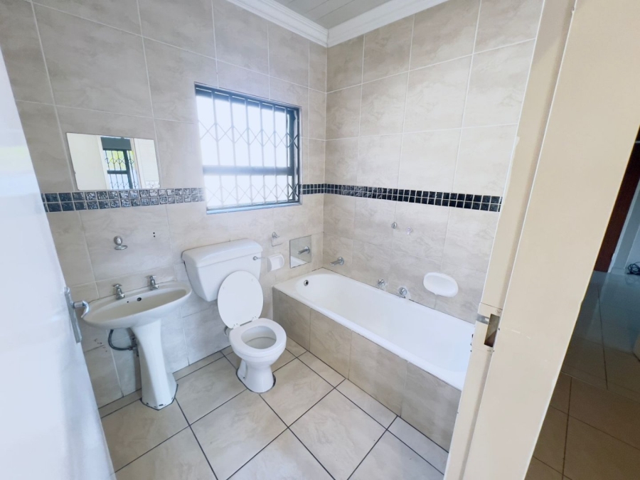 To Let 4 Bedroom Property for Rent in Alberante Gauteng