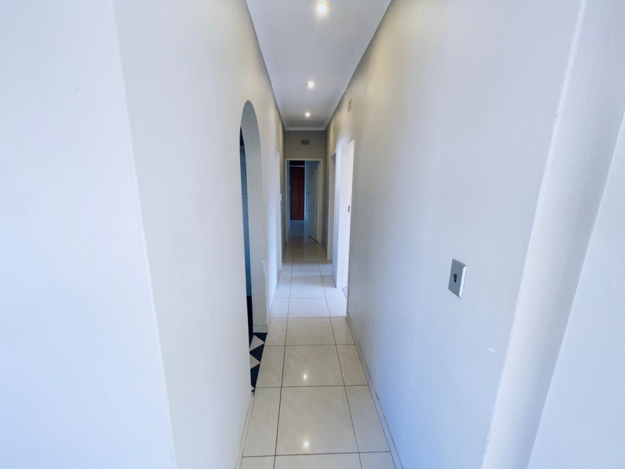To Let 4 Bedroom Property for Rent in Alberante Gauteng