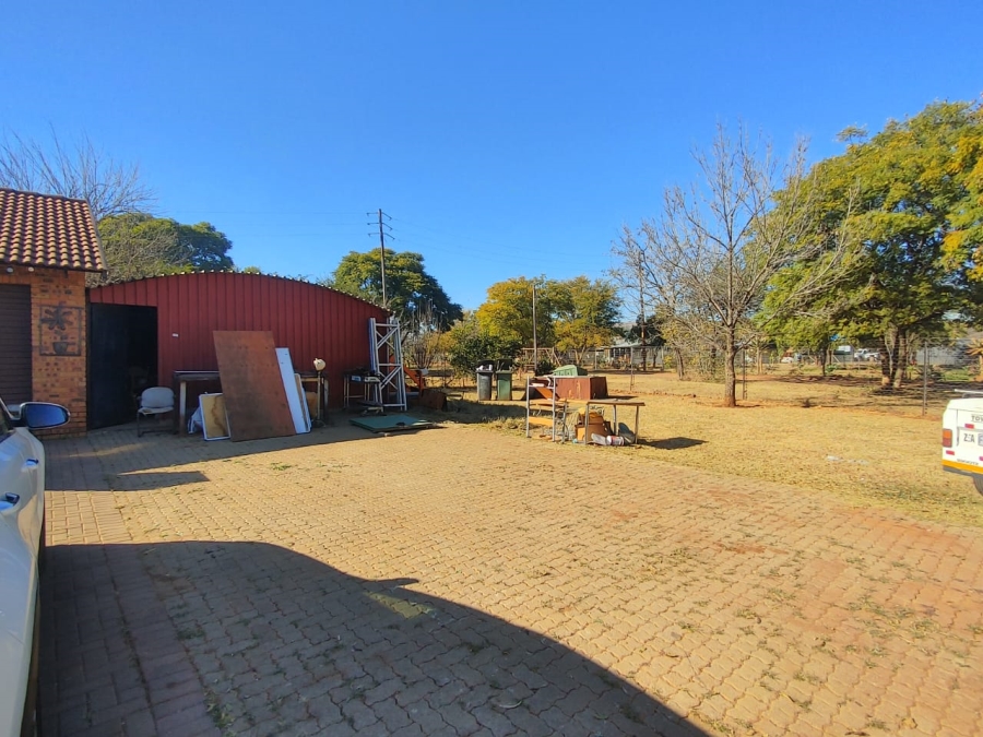 6 Bedroom Property for Sale in Derdepoort Gauteng