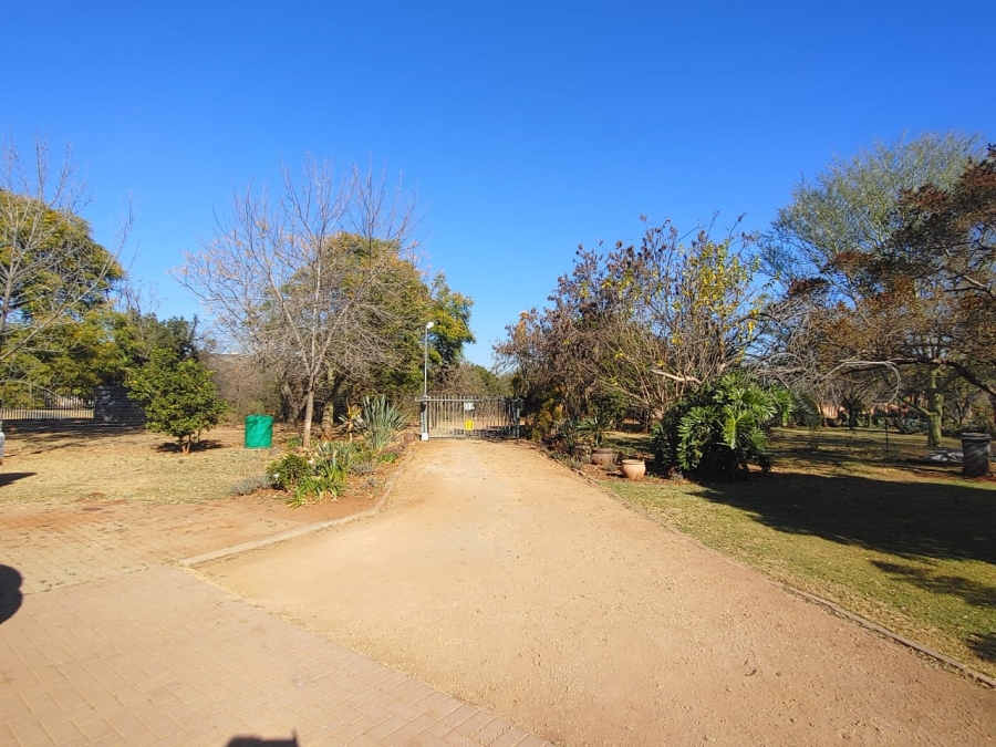 6 Bedroom Property for Sale in Derdepoort Gauteng