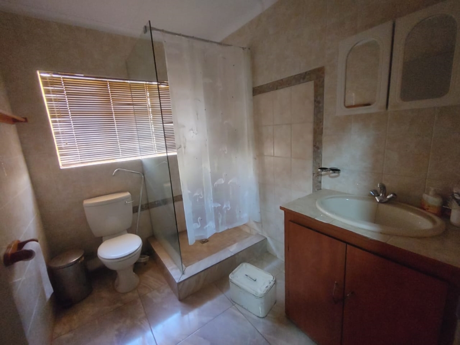 6 Bedroom Property for Sale in Derdepoort Gauteng