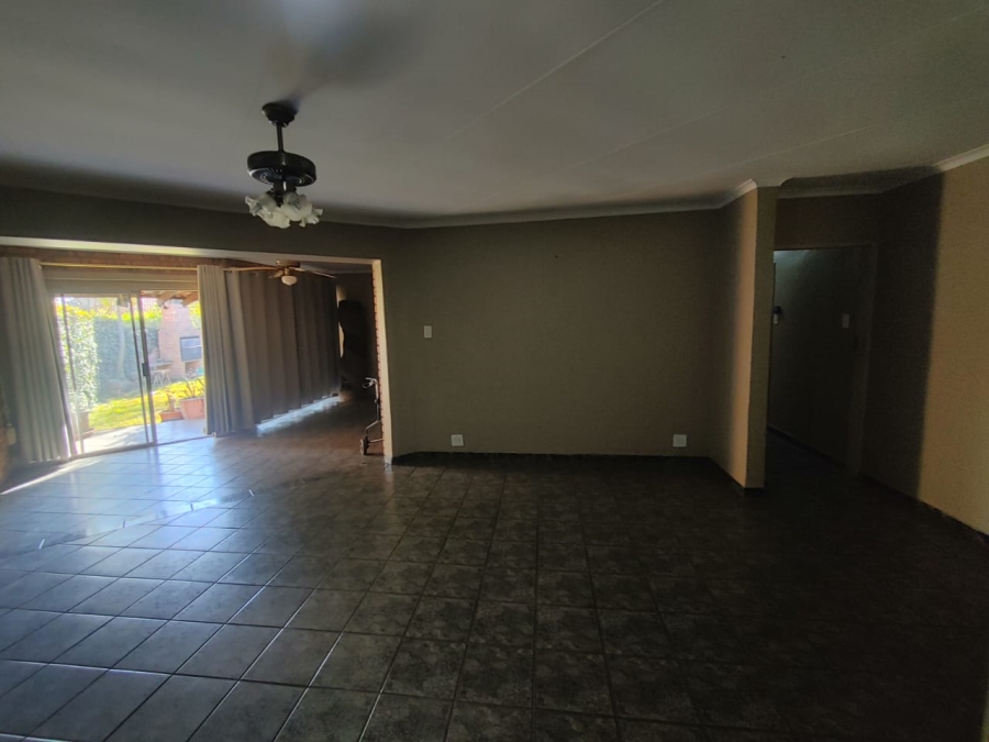 6 Bedroom Property for Sale in Derdepoort Gauteng
