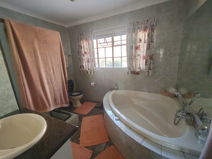 6 Bedroom Property for Sale in Derdepoort Gauteng