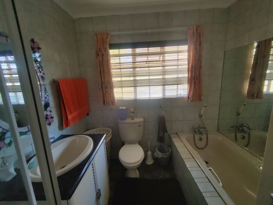 6 Bedroom Property for Sale in Derdepoort Gauteng