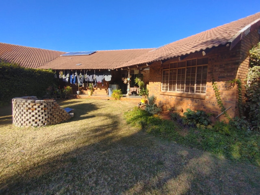 6 Bedroom Property for Sale in Derdepoort Gauteng