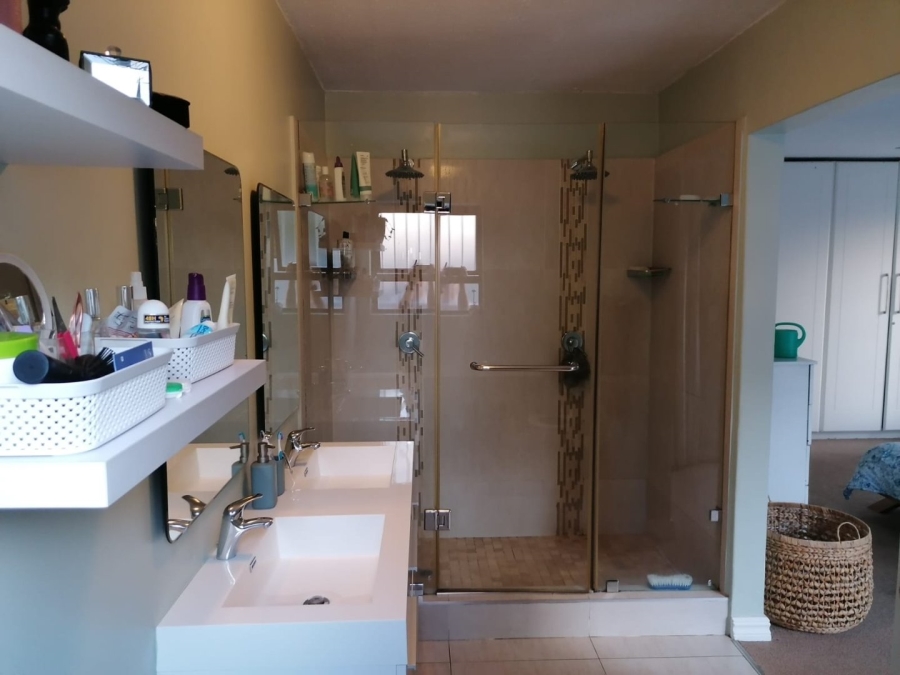  Bedroom Property for Sale in Linden Gauteng