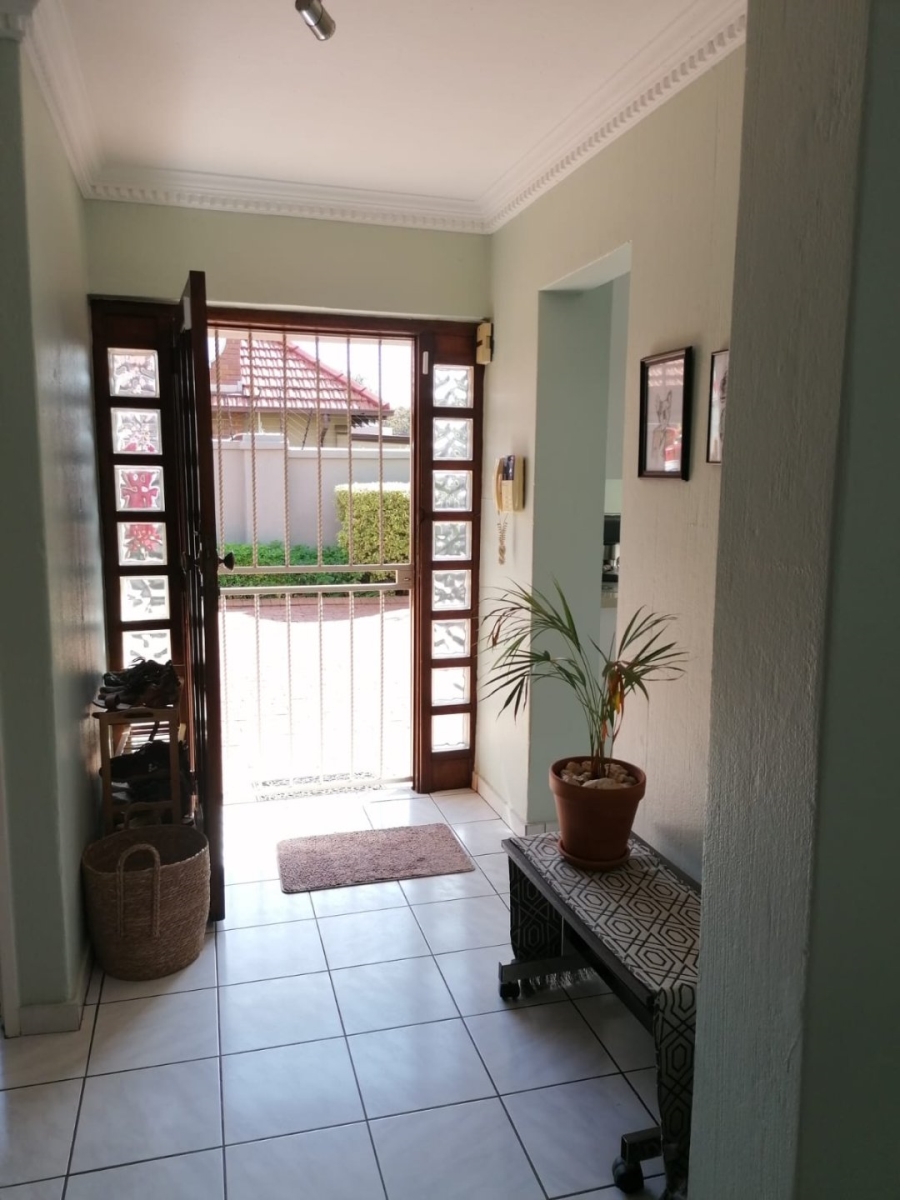  Bedroom Property for Sale in Linden Gauteng