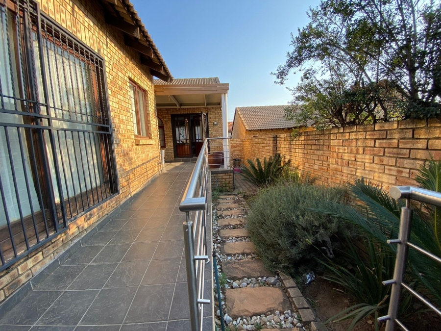 3 Bedroom Property for Sale in Thatchfield Manor Gauteng