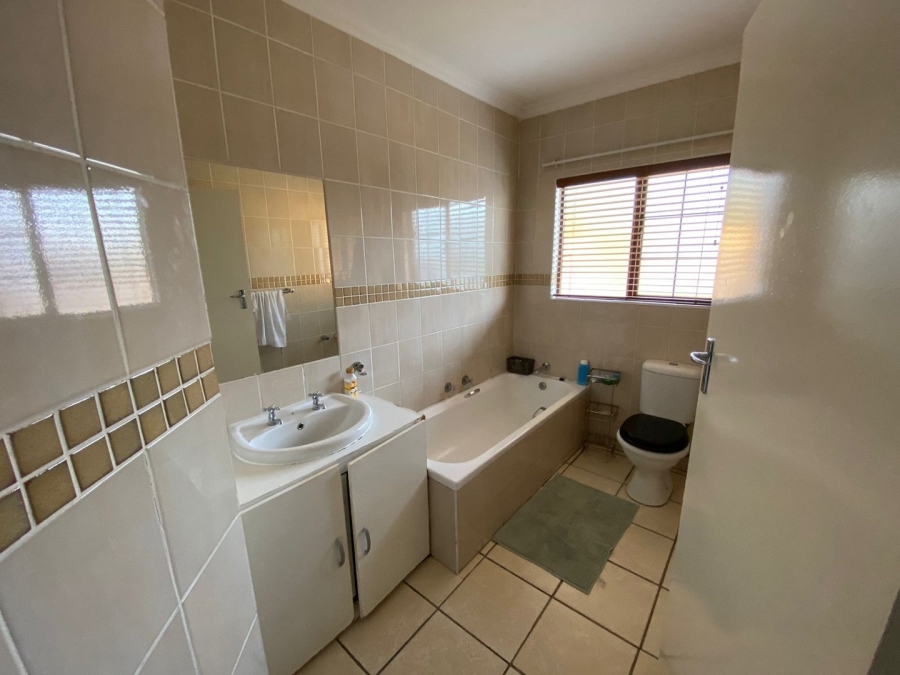 3 Bedroom Property for Sale in Thatchfield Manor Gauteng