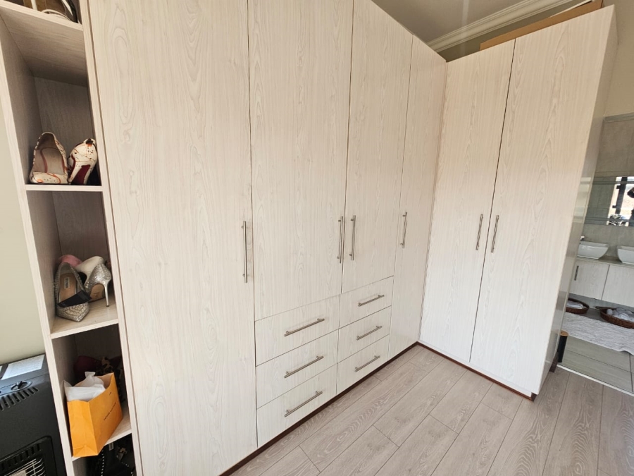 To Let 3 Bedroom Property for Rent in Midstream Estate Gauteng