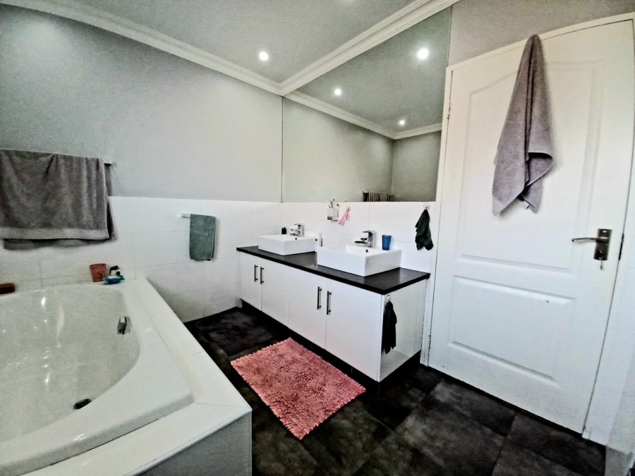 3 Bedroom Property for Sale in Edenvale Central Gauteng