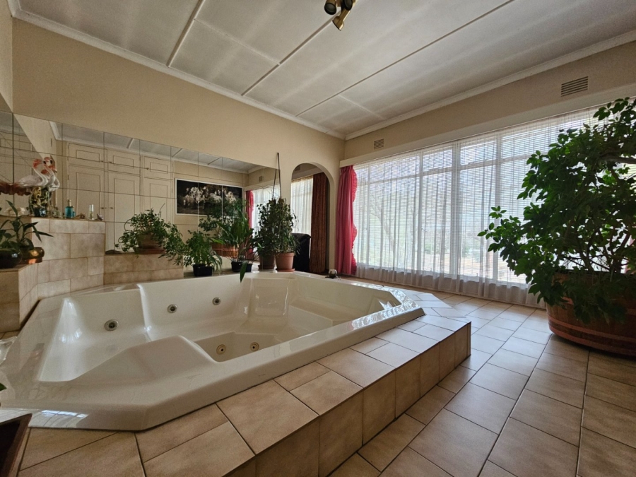 5 Bedroom Property for Sale in Mantevrede Gauteng