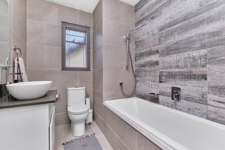  Bedroom Property for Sale in Radiokop Gauteng