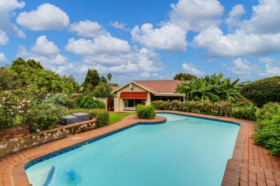 3 Bedroom Property for Sale in Mulbarton Gauteng