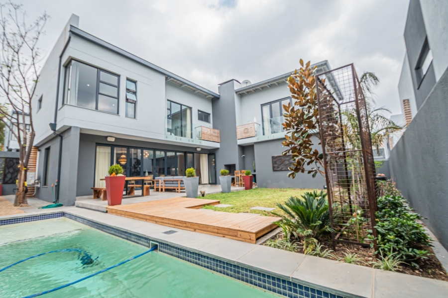 To Let 4 Bedroom Property for Rent in Sandown Gauteng