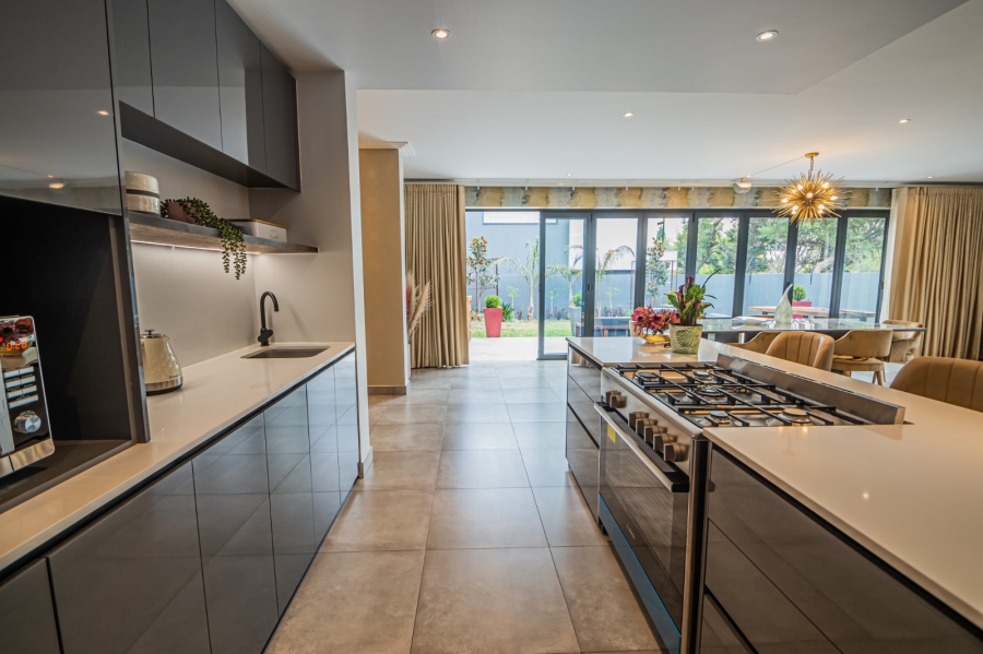 To Let 4 Bedroom Property for Rent in Sandown Gauteng
