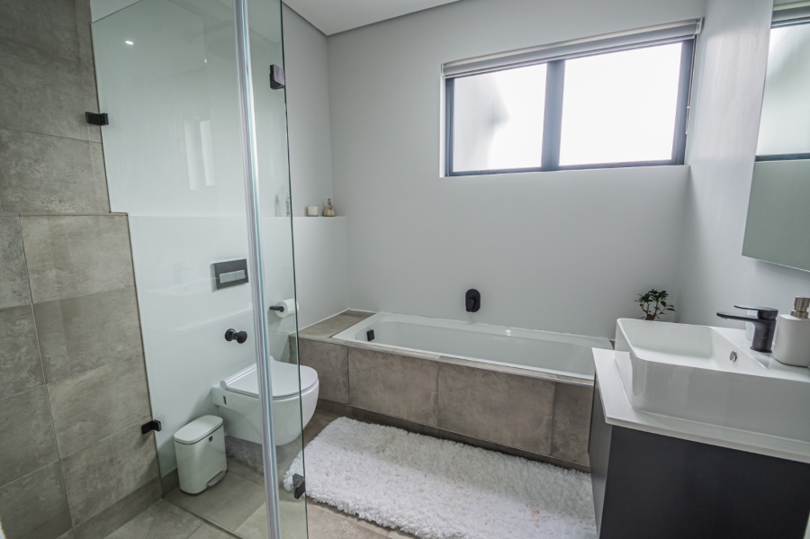 To Let 4 Bedroom Property for Rent in Sandown Gauteng
