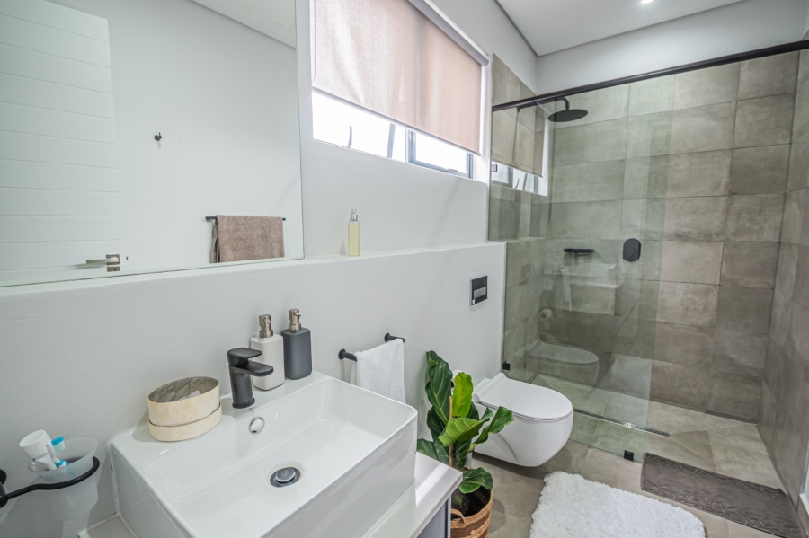 To Let 4 Bedroom Property for Rent in Sandown Gauteng