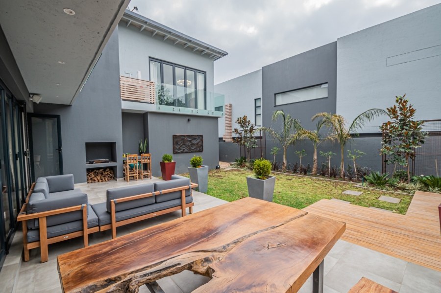 To Let 4 Bedroom Property for Rent in Sandown Gauteng