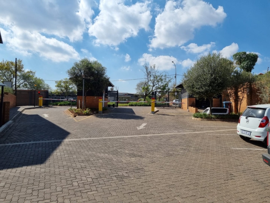 2 Bedroom Property for Sale in Die Hoewes Gauteng