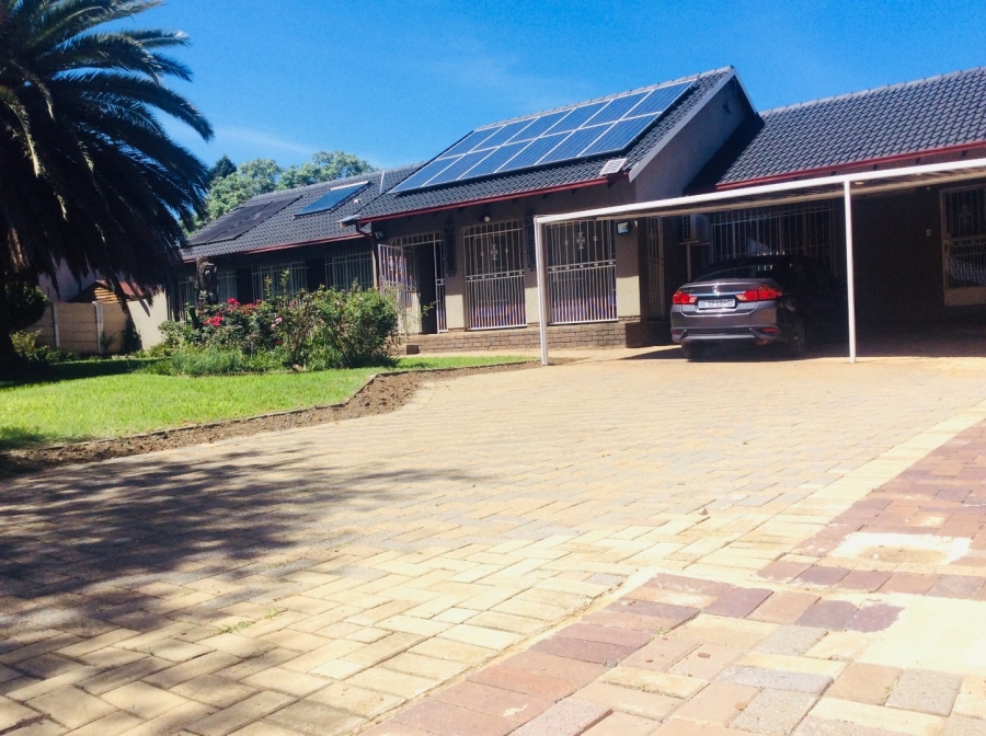 To Let 4 Bedroom Property for Rent in Brackendowns Gauteng