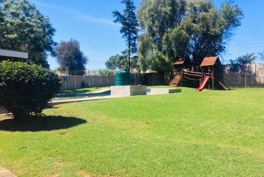 To Let 4 Bedroom Property for Rent in Brackendowns Gauteng