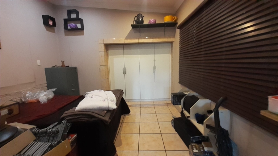  Bedroom Property for Sale in Heatherdale AH Gauteng