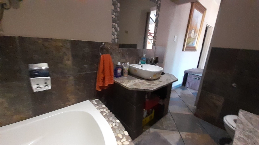  Bedroom Property for Sale in Heatherdale AH Gauteng