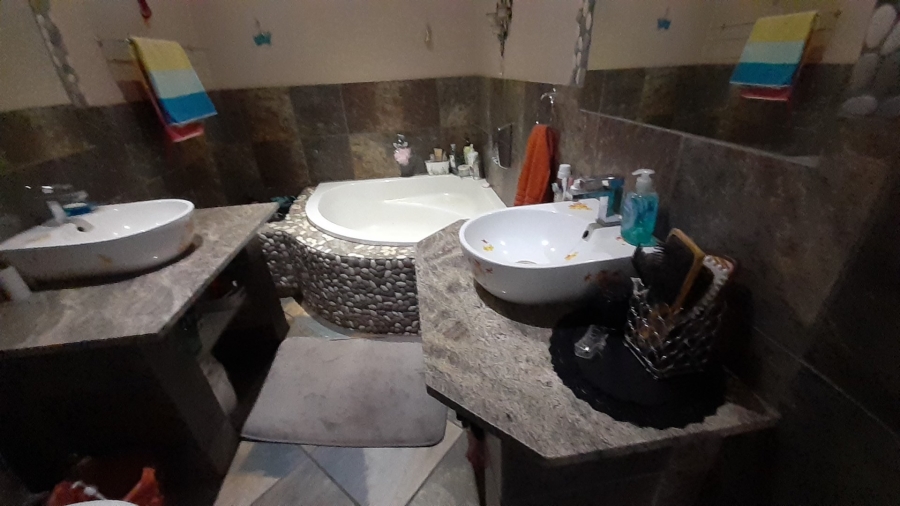  Bedroom Property for Sale in Heatherdale AH Gauteng