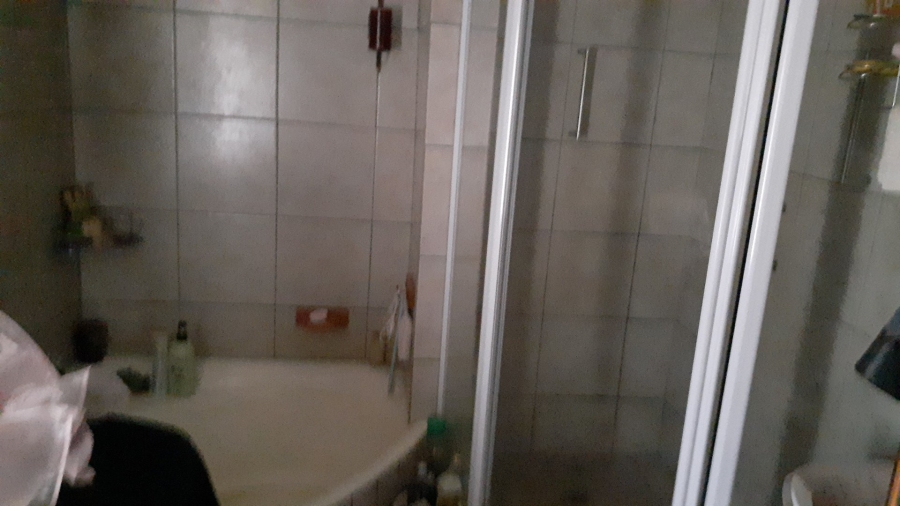  Bedroom Property for Sale in Heatherdale AH Gauteng