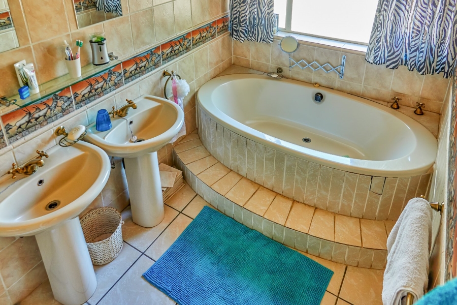 8 Bedroom Property for Sale in Dinokeng Game Reserve Gauteng