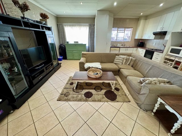 6 Bedroom Property for Sale in Bredell Gauteng
