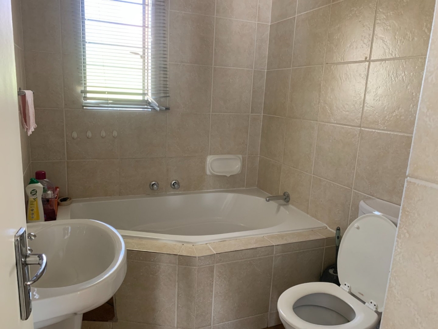 To Let 3 Bedroom Property for Rent in Amberfield Gauteng