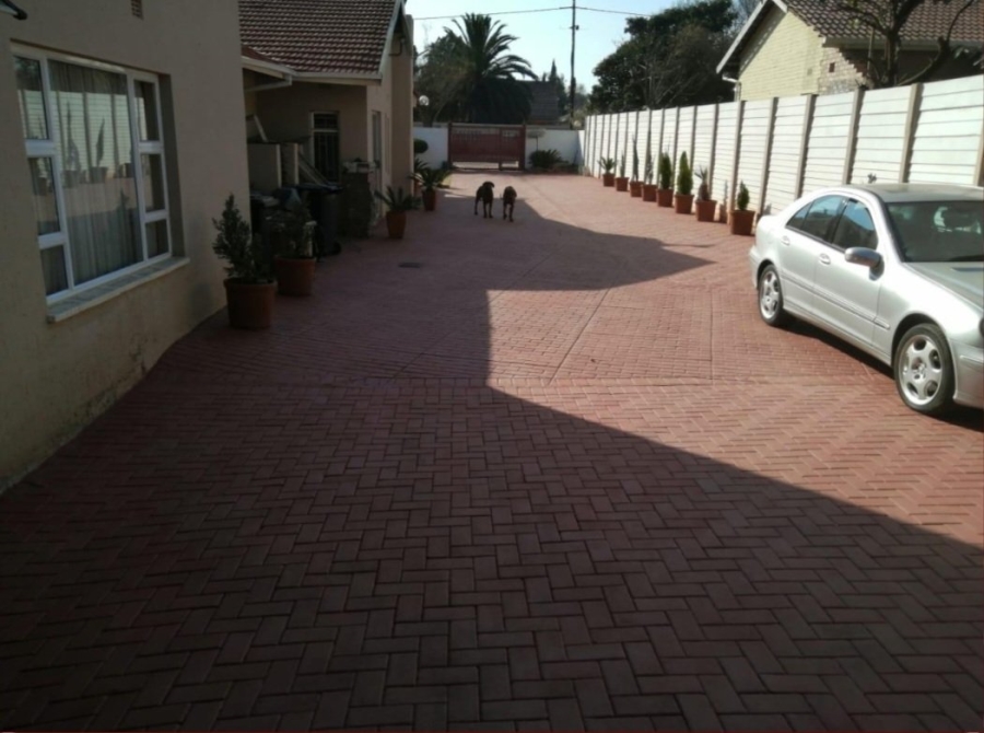 7 Bedroom Property for Sale in Clayville Gauteng
