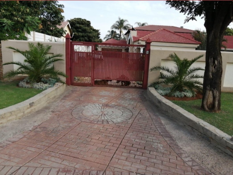 7 Bedroom Property for Sale in Clayville Gauteng