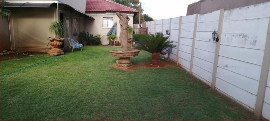 7 Bedroom Property for Sale in Clayville Gauteng