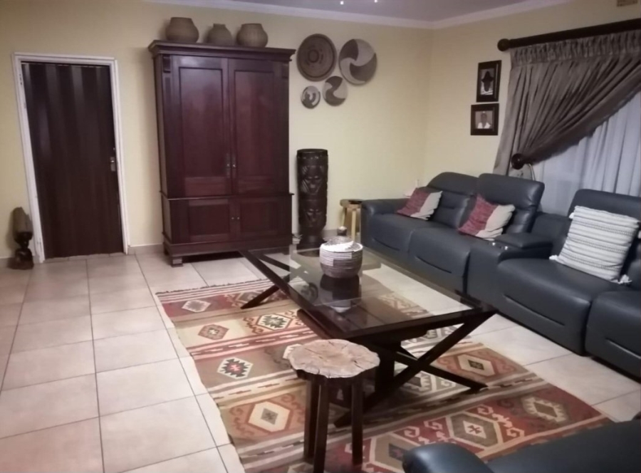 7 Bedroom Property for Sale in Clayville Gauteng