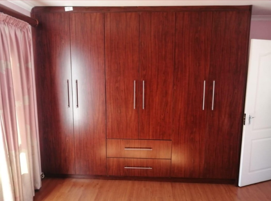 7 Bedroom Property for Sale in Clayville Gauteng