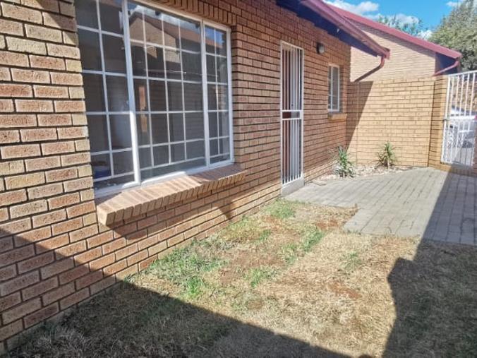 2 Bedroom Property for Sale in The Reeds Gauteng