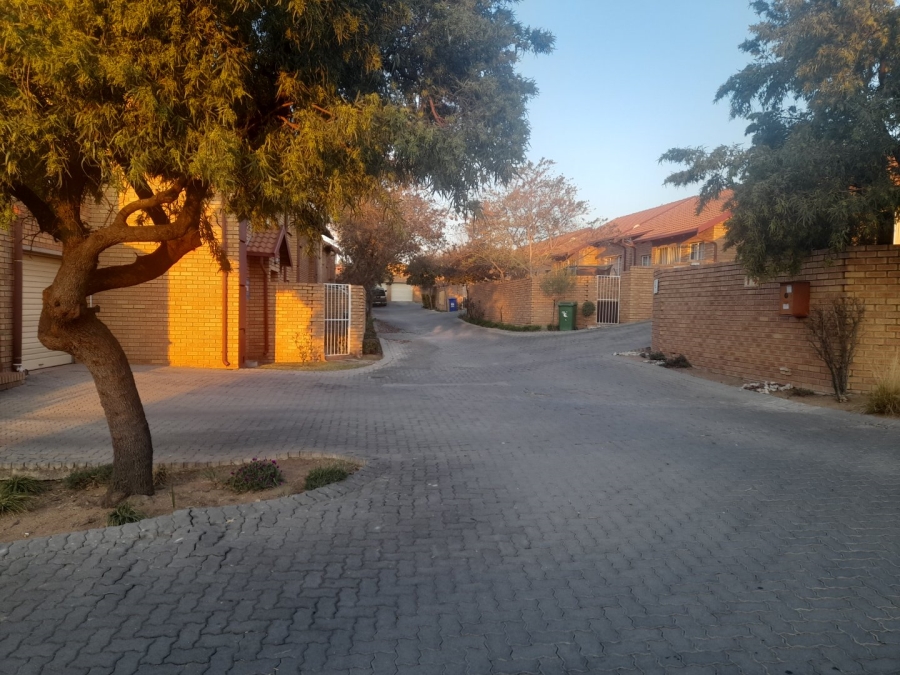 2 Bedroom Property for Sale in The Reeds Gauteng