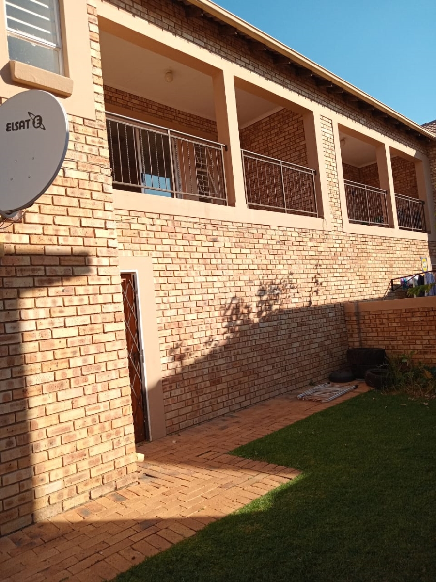 To Let 3 Bedroom Property for Rent in Heuwelsig Estate Gauteng