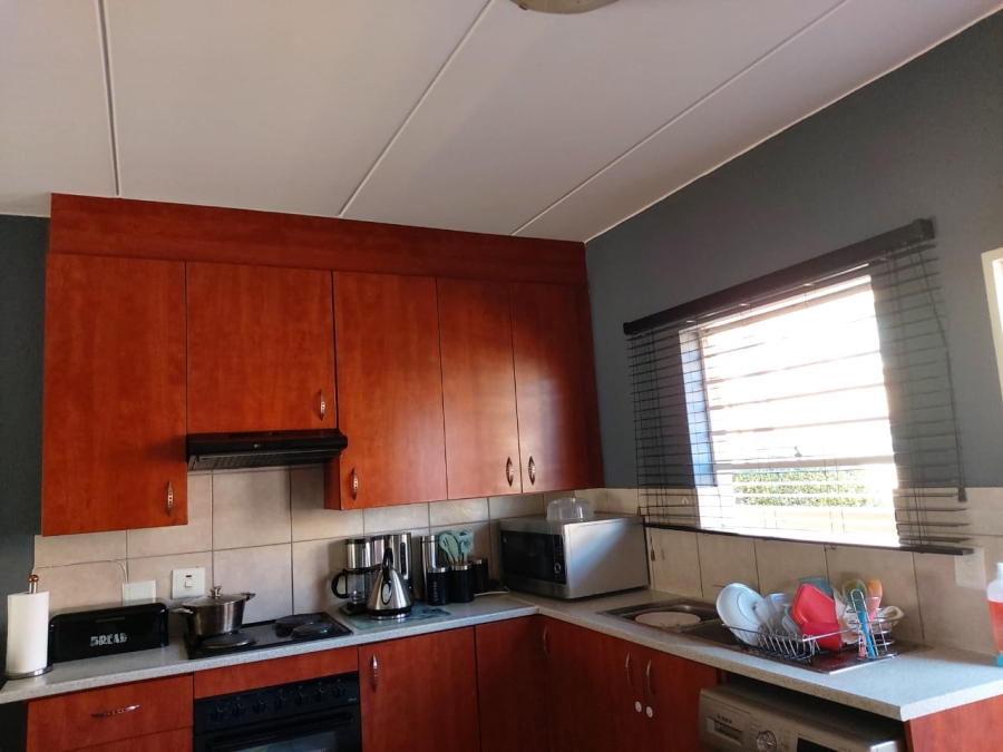 To Let 3 Bedroom Property for Rent in Heuwelsig Estate Gauteng
