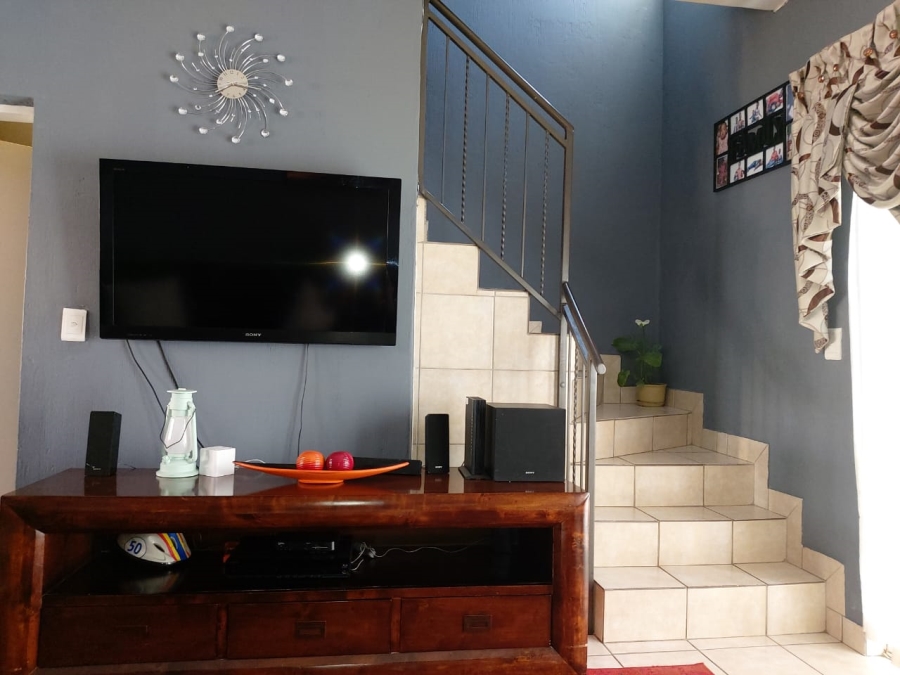 To Let 3 Bedroom Property for Rent in Heuwelsig Estate Gauteng